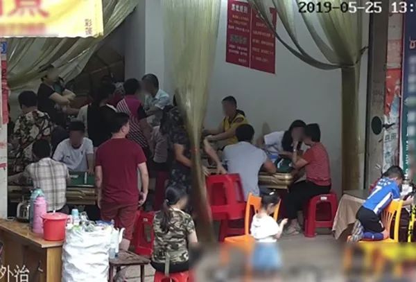 梅城一窝点被警方突袭!25人被抓! fg电子游艺