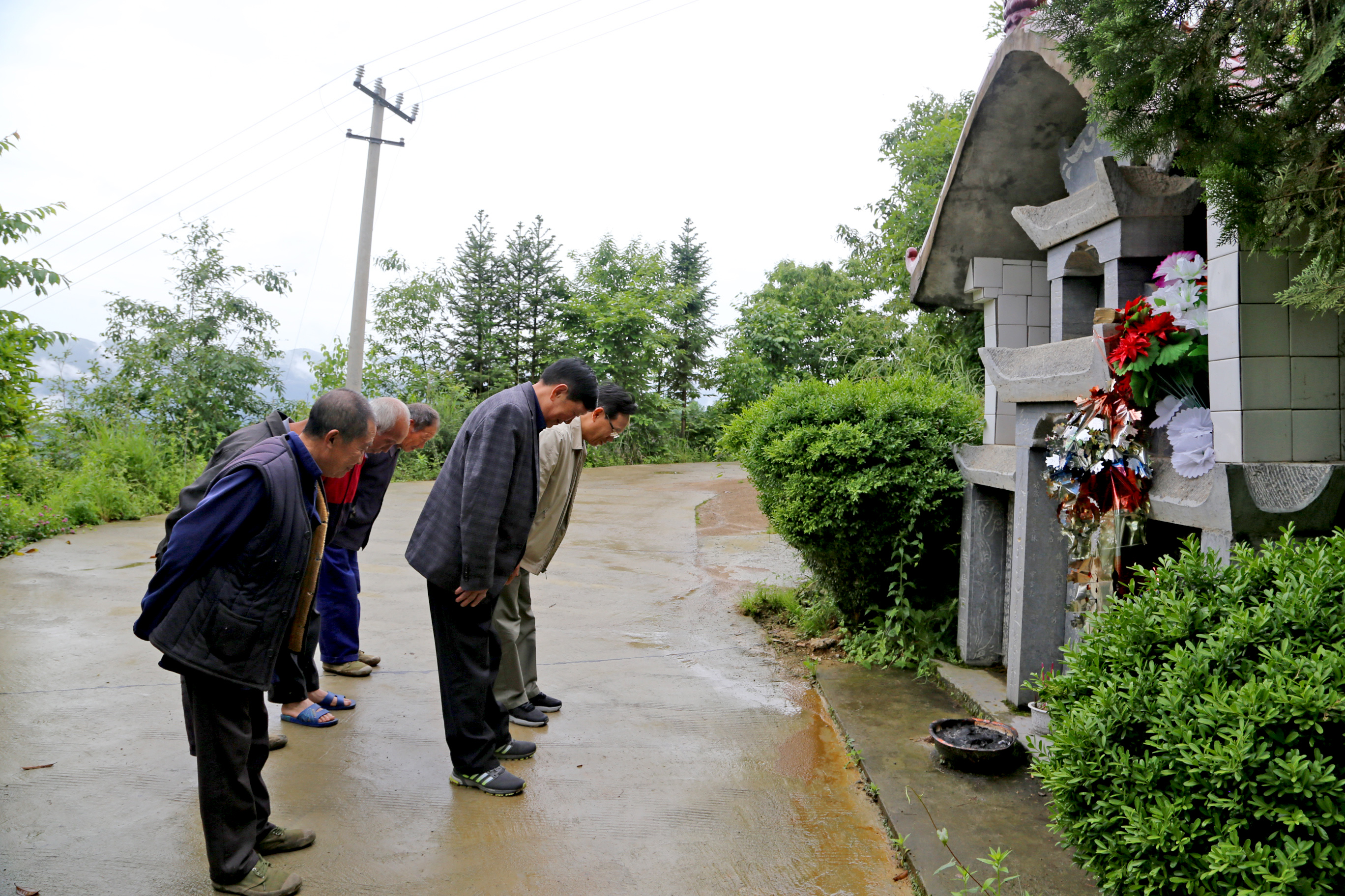 为兑现39年前承诺，退休厅官往返千公里深山看望一座坟，真情感