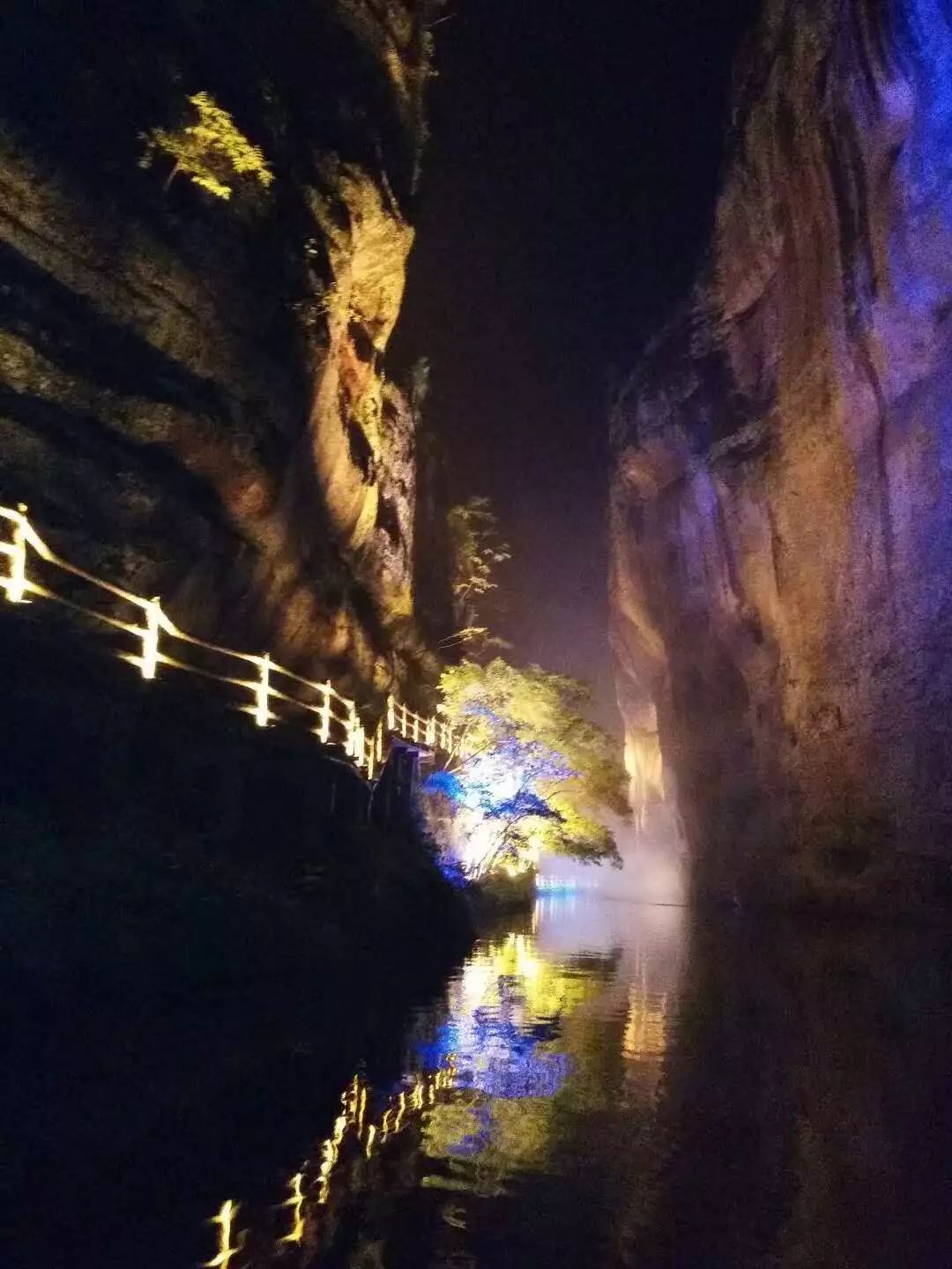 九龙潭夜游,以"夜漂九龙潭·探寻状元梦"为主题,乘船感受一弯一景,一