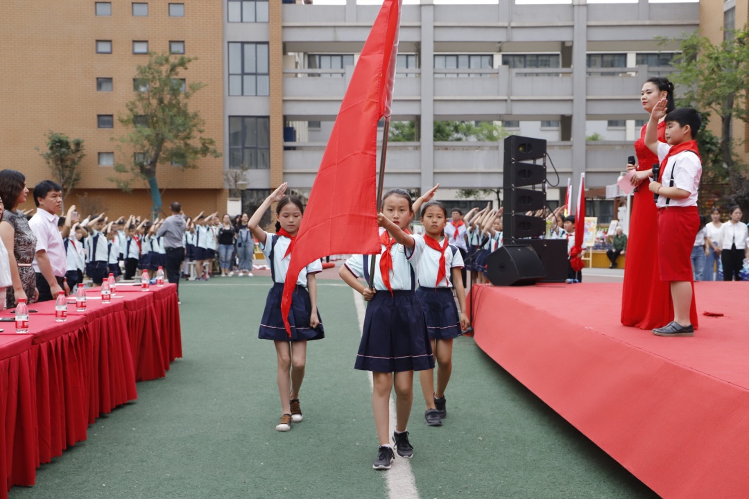 管城区创新街紫荆小学举行献礼新中国70华诞暨一年级入队仪式活动