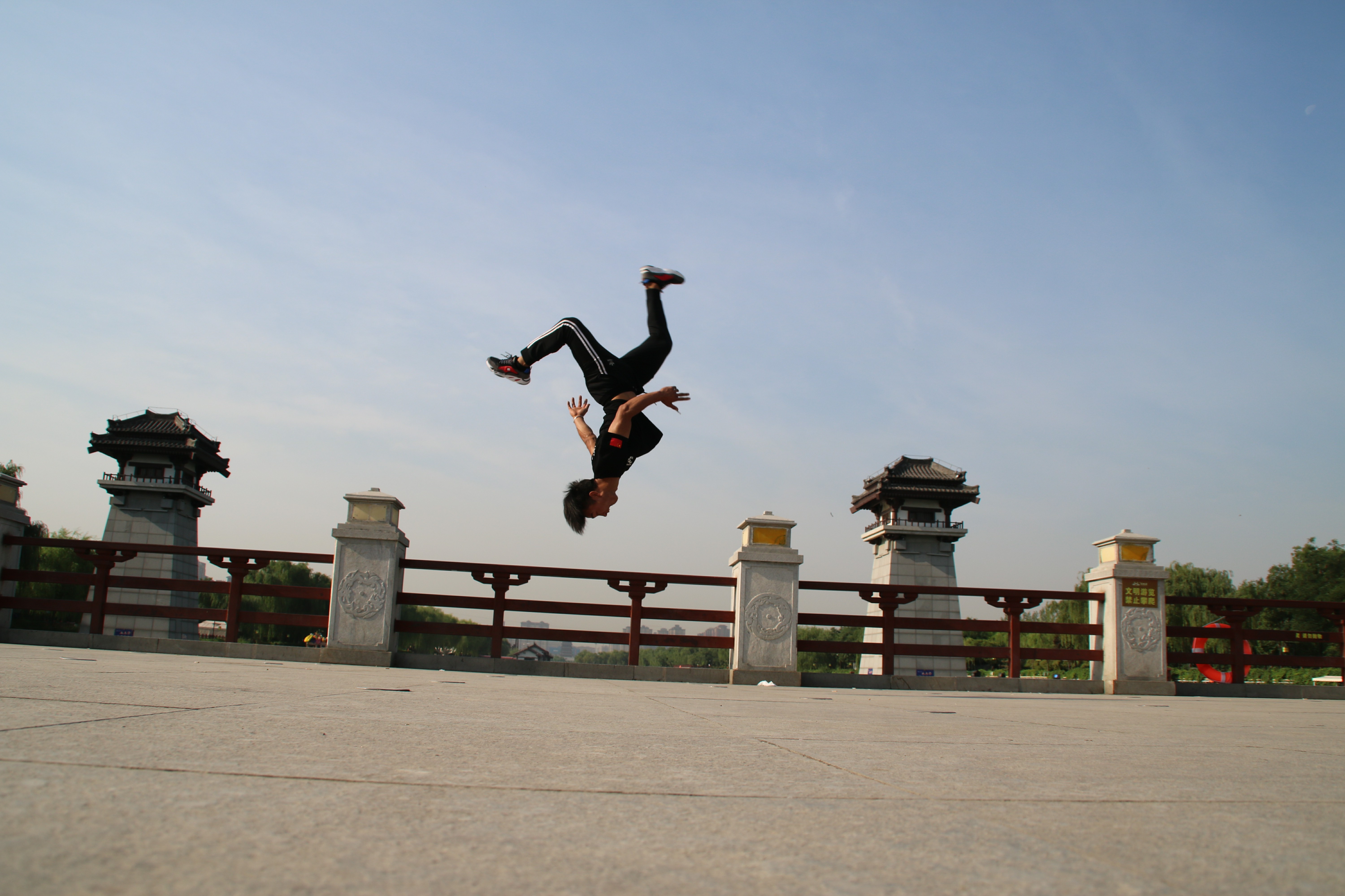 西安空翻特技他们都是空翻高手有的会后空翻前空翻侧空翻