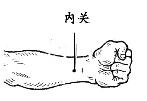 打嗝儿按手臂这个穴位,一分钟见效!