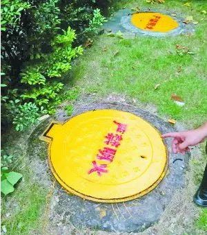 有些城市在化粪池井盖上,甚至是喷涂了黄色的警示标志和"禁止烟火"的