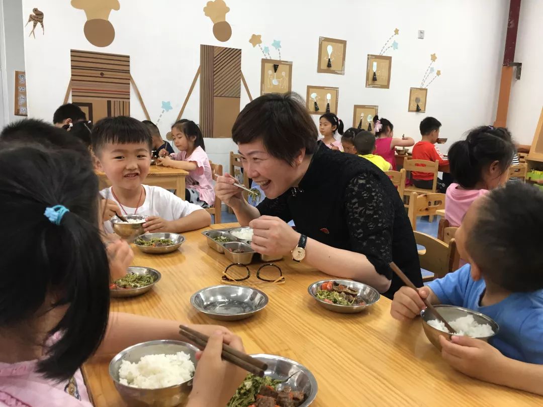 小叶速递餐餐有味暖心陪餐叶城幼儿园开展行政陪餐制度