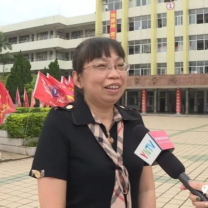 西江中学教师 作为教师,主要是教书育人,希望做到平凡中的不平凡,我