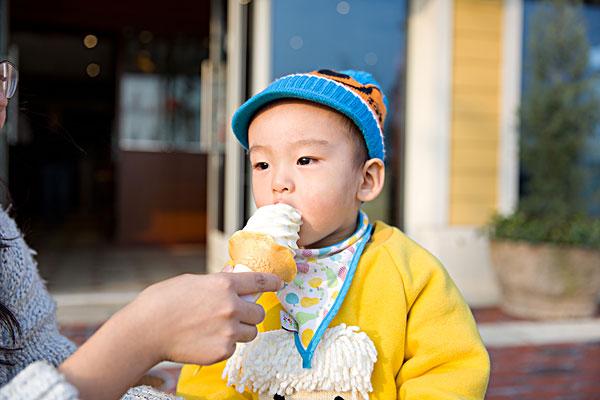                     医生忠告：4种零食给娃招病还不长个，死死管住嘴，哭闹不能给！