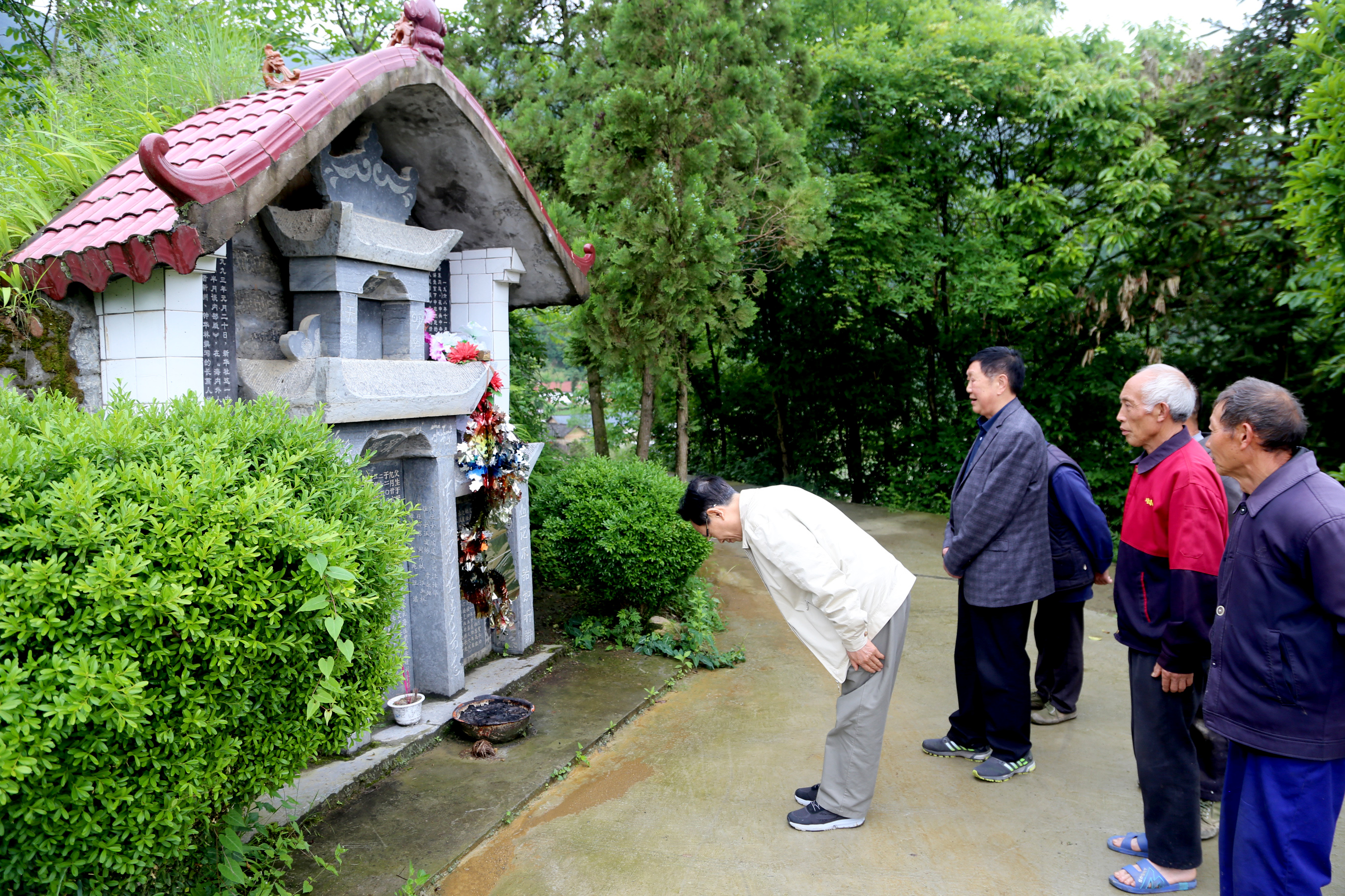 为兑现39年前承诺，退休厅官往返千公里深山看望一座坟，真情感