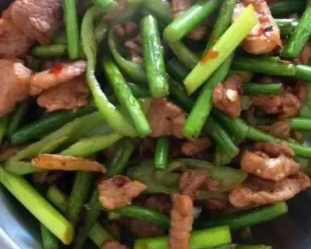 美味丨炒蒜苔时,万万不能直接炒,牢记“这1步”,蒜苔脆爽又入味! 亚洲通手机版官网