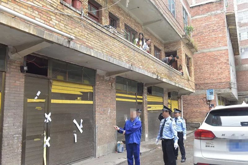 40余名犯罪嫌疑人押经环城路,新法院,二中路等繁华路段到达县文化广场