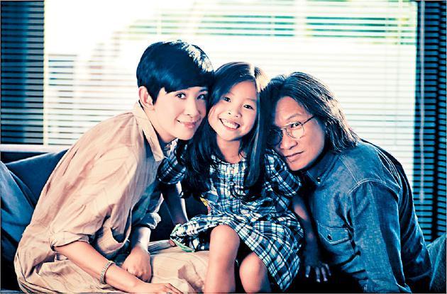陈可辛吴君如陪女儿看电影，13岁女儿秀长腿，一家三口很温馨！