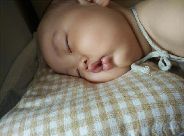                     这3个睡姿会阻碍孩子发育，宝妈容易忽略，你家孩子还这样睡吗？