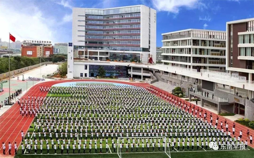 泉州外国语学校洛江校区:中学部实行军事化管理