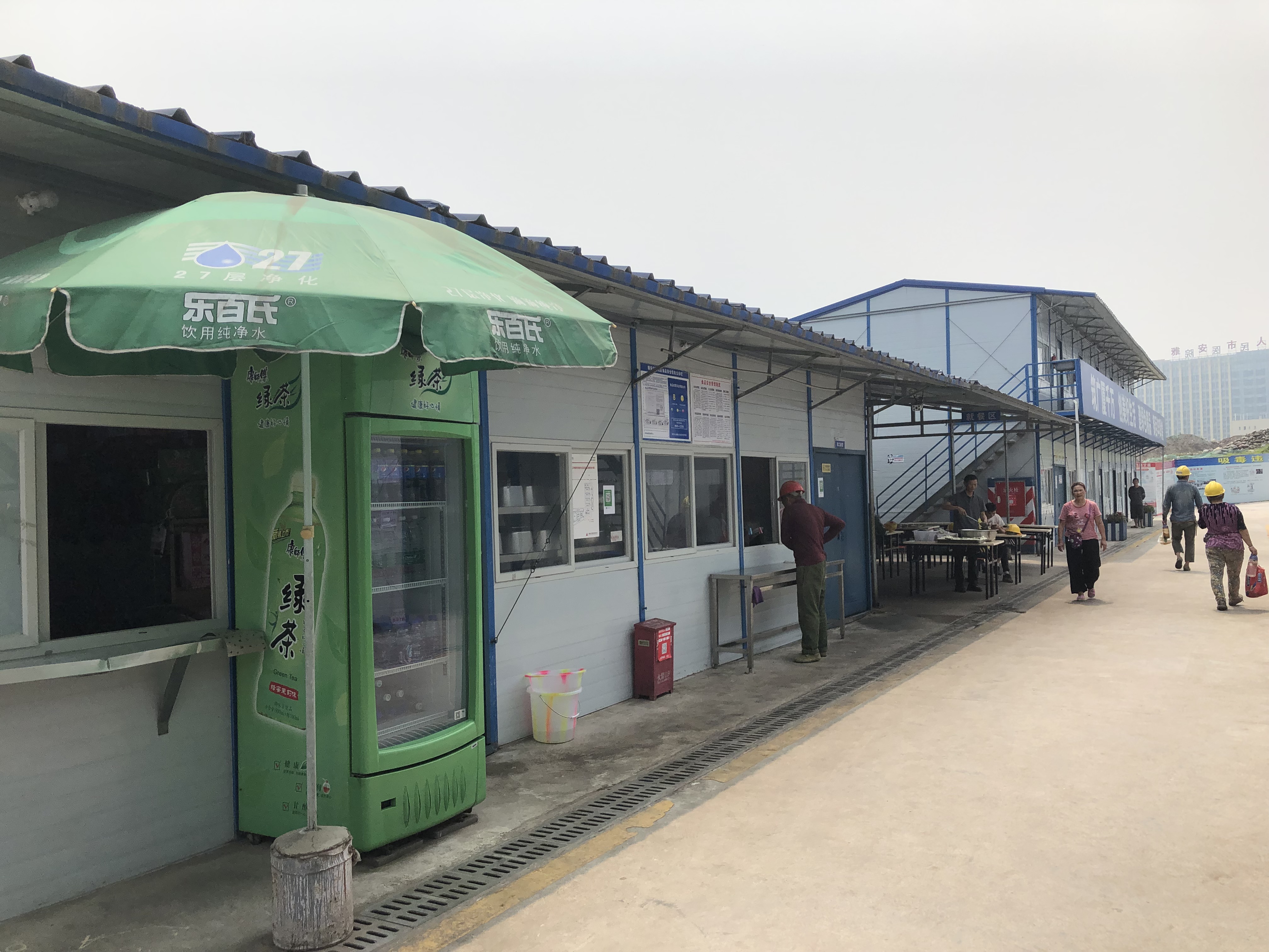 雨城区住建局强化建筑工地食堂食品安全监管