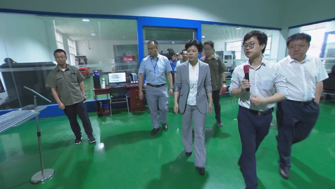 考察中,张迎春认真听取了企业与湖南中南智能装备有限公司,湖南中南