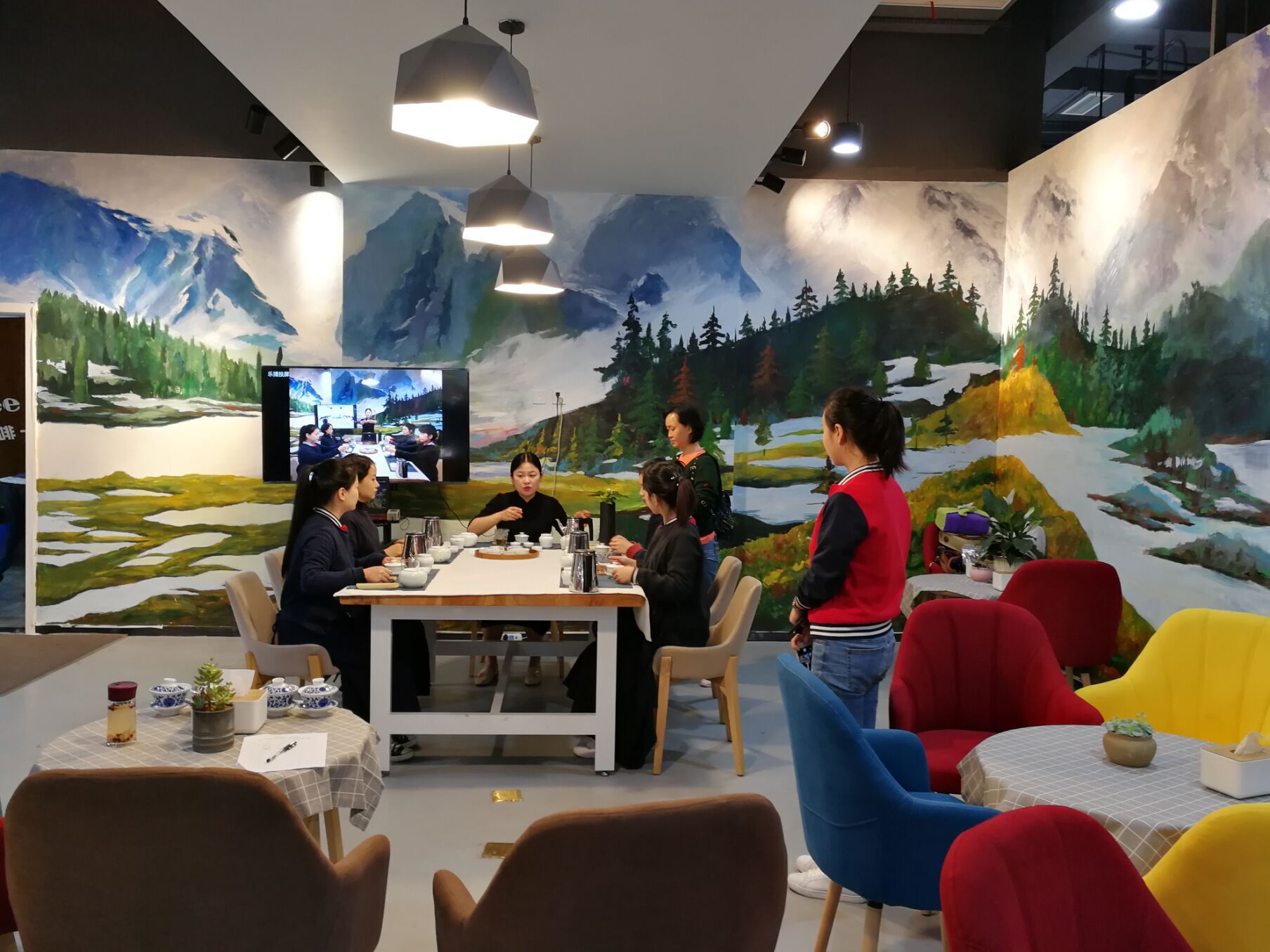 星空屋顶 航空元素桌椅!成都工业学院与郫都区共建众创空间 男女做爱视频