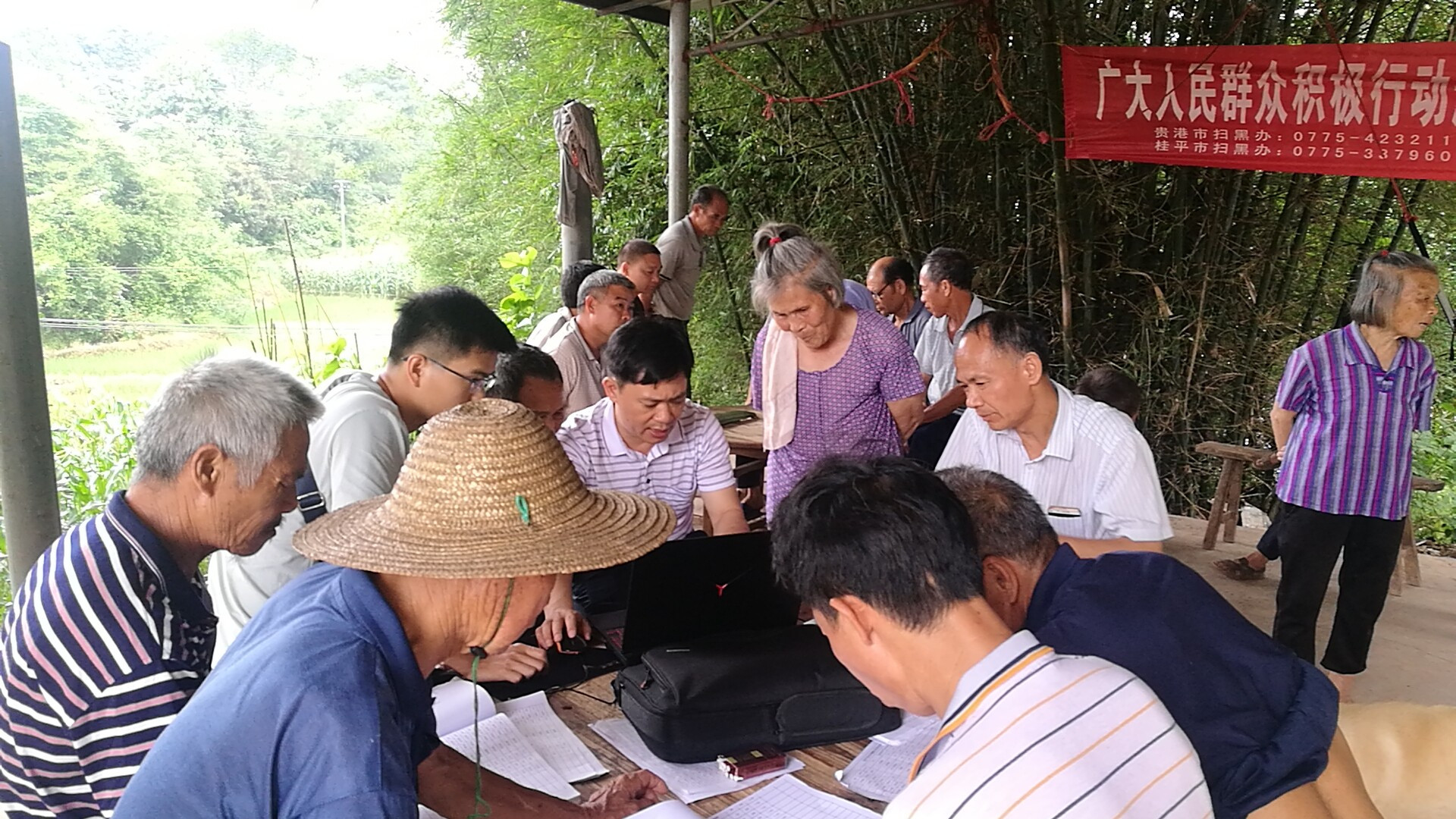 社步镇党委书记邓森文深入社步镇清石村指导开展土地流转工作