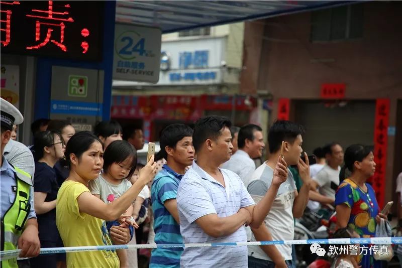 钦州警方押解浦北涉黑恶犯罪嫌疑人公开指认现场