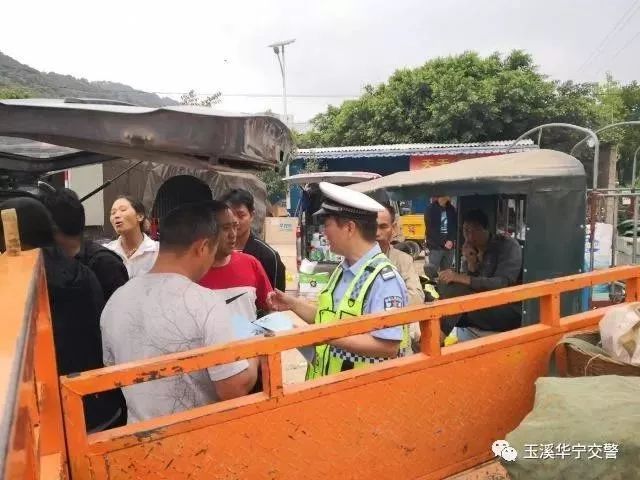 玉溪华宁交警:进江华公路沿线蔬菜交易市场开展交通安全宣传教育活动