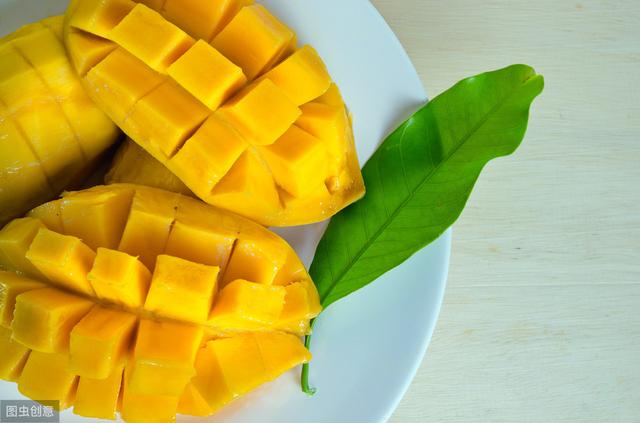 芒果好吃就是太难剥皮啦!教大家几种小妙招!