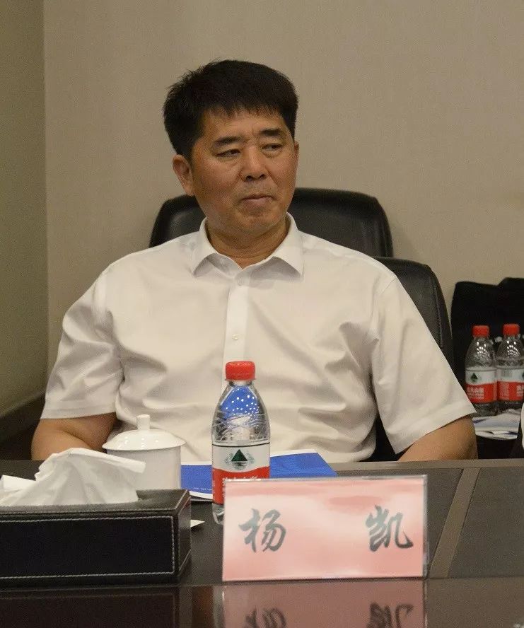 中共凌海市委常委,统战部部长 杨凯认真听取与会代表发言