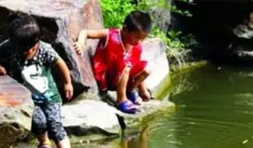                     揪心！荆门一名4岁男孩从7楼窗户坠下！家长们这些千万要注意…