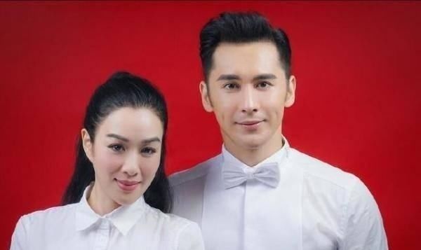 结婚证照片,2011年7月11日,陈浩民与湖南籍模特蒋丽莎在长沙民政局