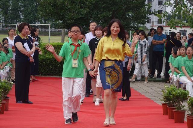 临颍:南街学校五星级学生走上红地毯