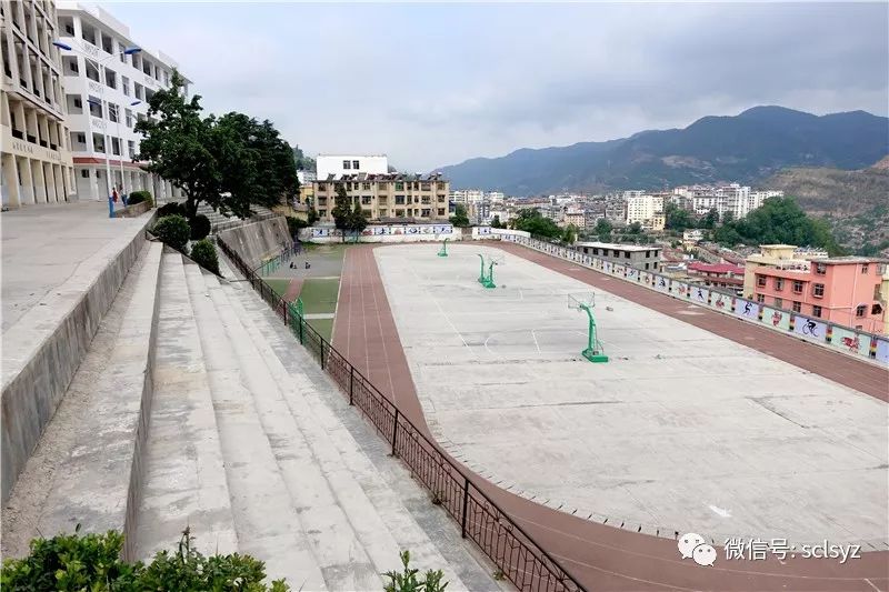 乐山一中优秀党员教师赴美姑中学送培送教