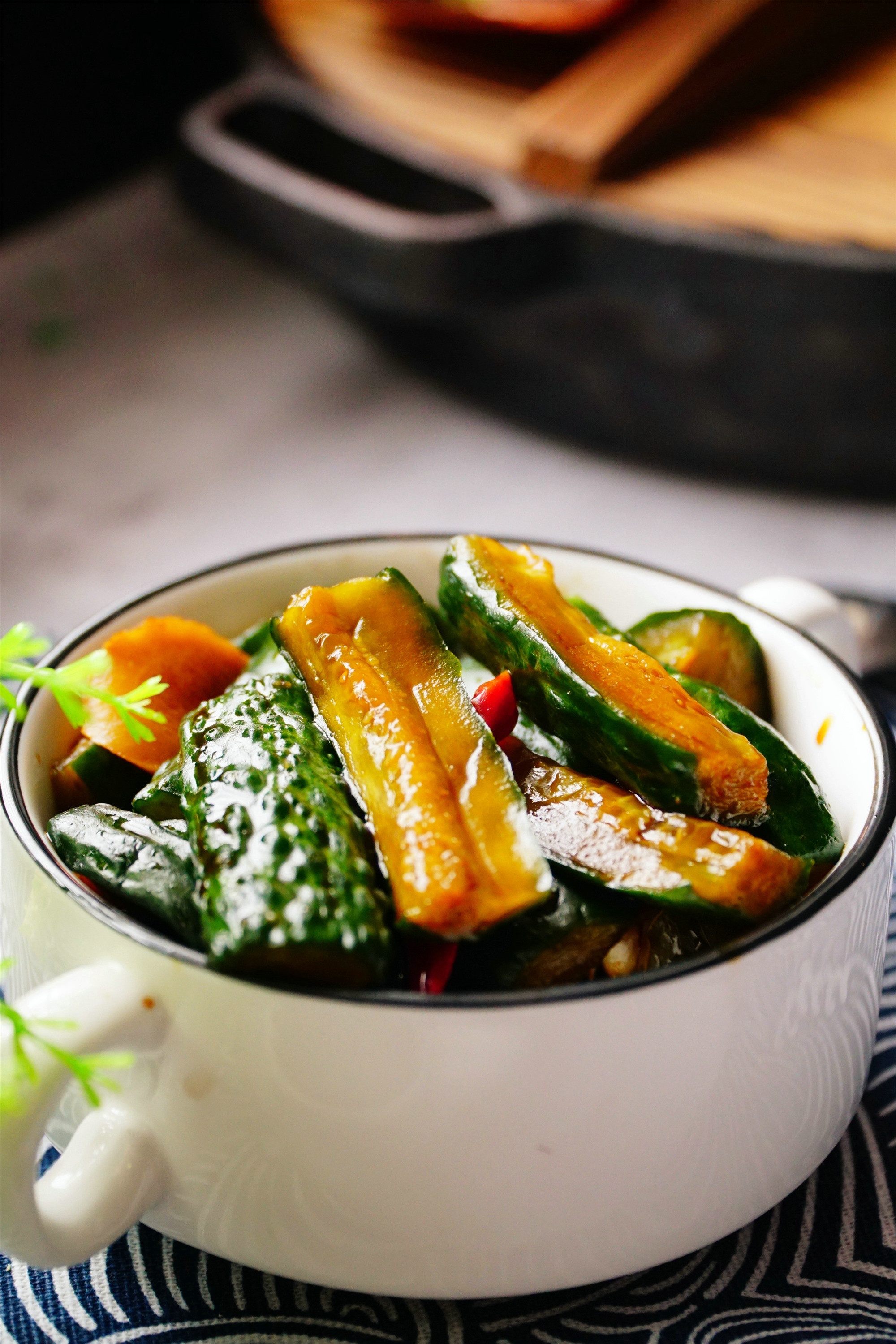 教你在家腌黄瓜，脆嫩爽口超好吃，一做一大盆，方法超简单_哔哩哔哩_bilibili