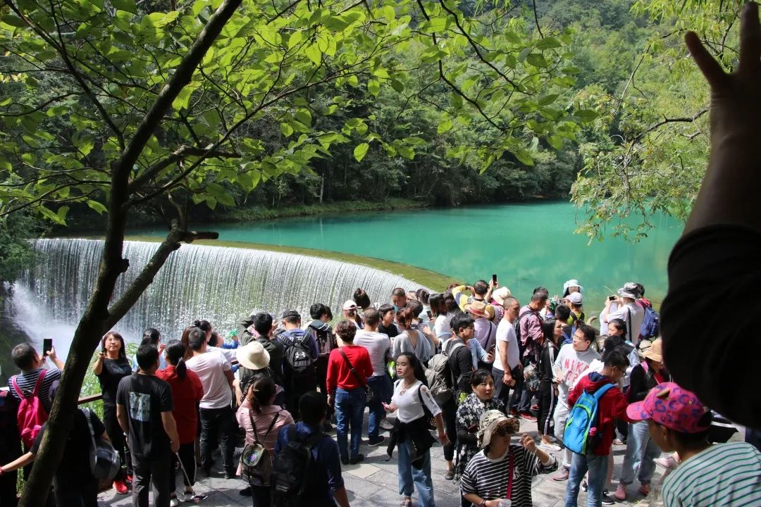 旅游旺季景区里游客爆满