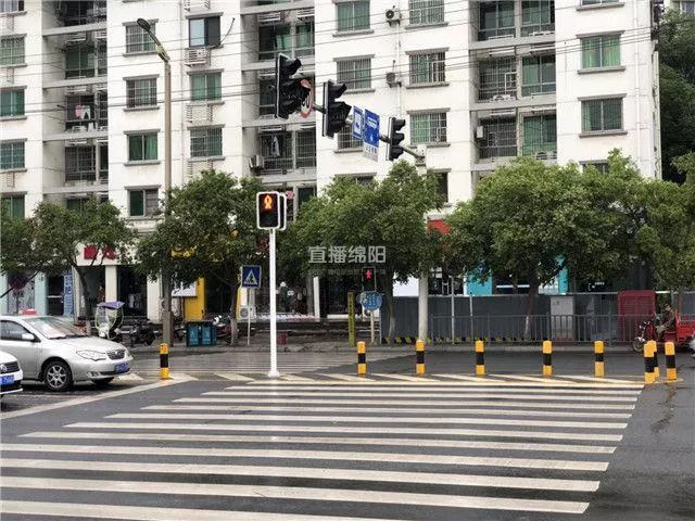 绵阳城区一路口新增"地面渐变红绿灯"!人行横道"