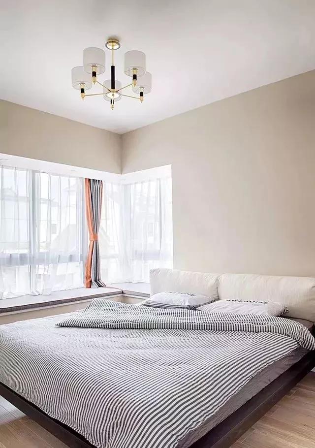 06平的现代风三居室，暖色调的软装带来舒适感"