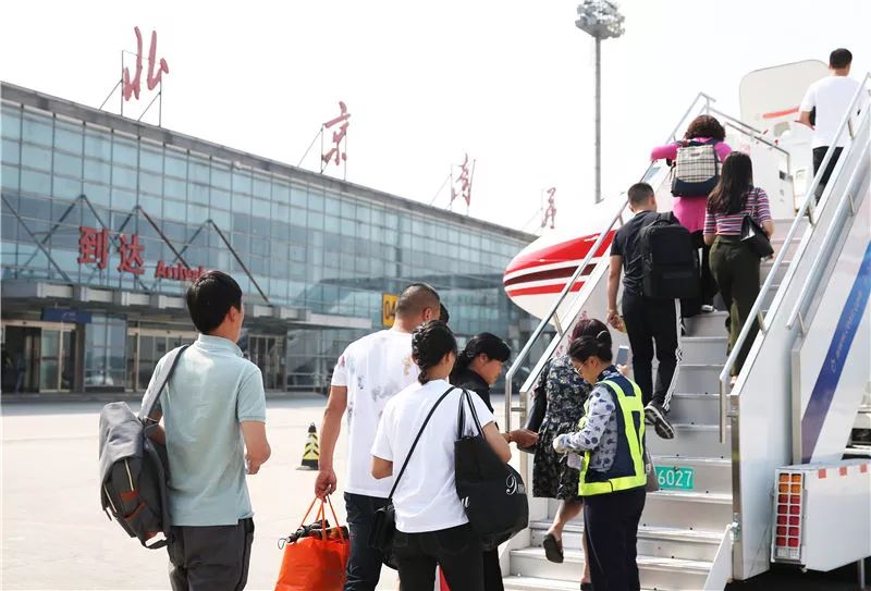 北京南苑机场,旅客步出中国联航飞机机舱.(图片转自网络)