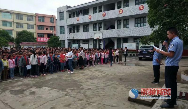 洞口县岩山镇中心小学开展一堂特殊的扫黑除恶法制课