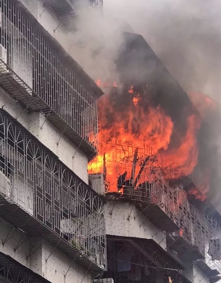 【视频】从化田边村居民楼发生火灾!屋内被严重烧毁!