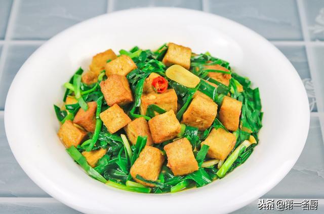 这才是韭香豆腐的家常做法,豆腐金黄焦嫩,韭香浓郁入味,收藏了