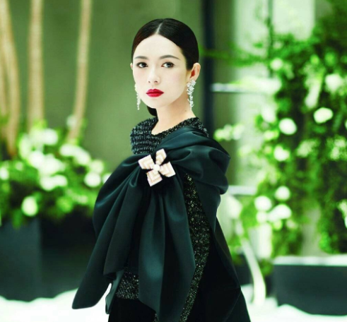章子怡从戛纳美到东京,红丝绒长裙凸显女王气质,气场震慑哥斯拉 云顶国际赌场