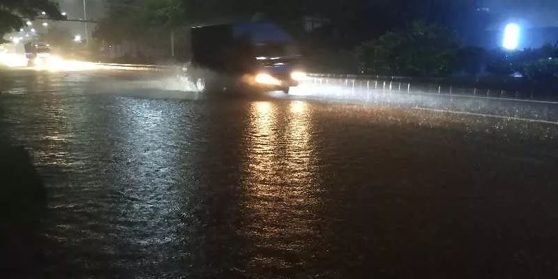 暴雨再倾城!大雨中,这些人的身影温暖了我们!