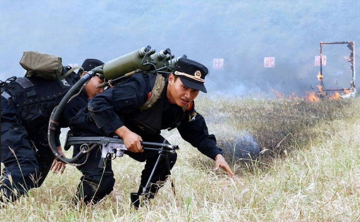 中国单兵喷火器火焰可拐弯,枪体生锈仍照打不误
