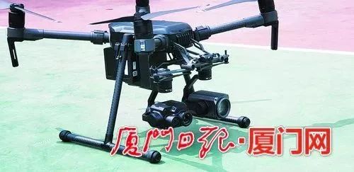 大疆经纬m600pro无人机另一款无人机搭载红色喇叭和警灯,可在空中发声