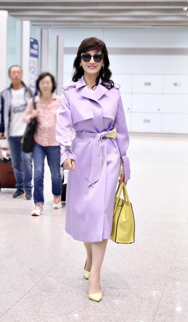 64岁赵雅芝有多会穿?把风衣变成了“彩虹”,难怪这么时髦又减龄 澳门星际手机版登录