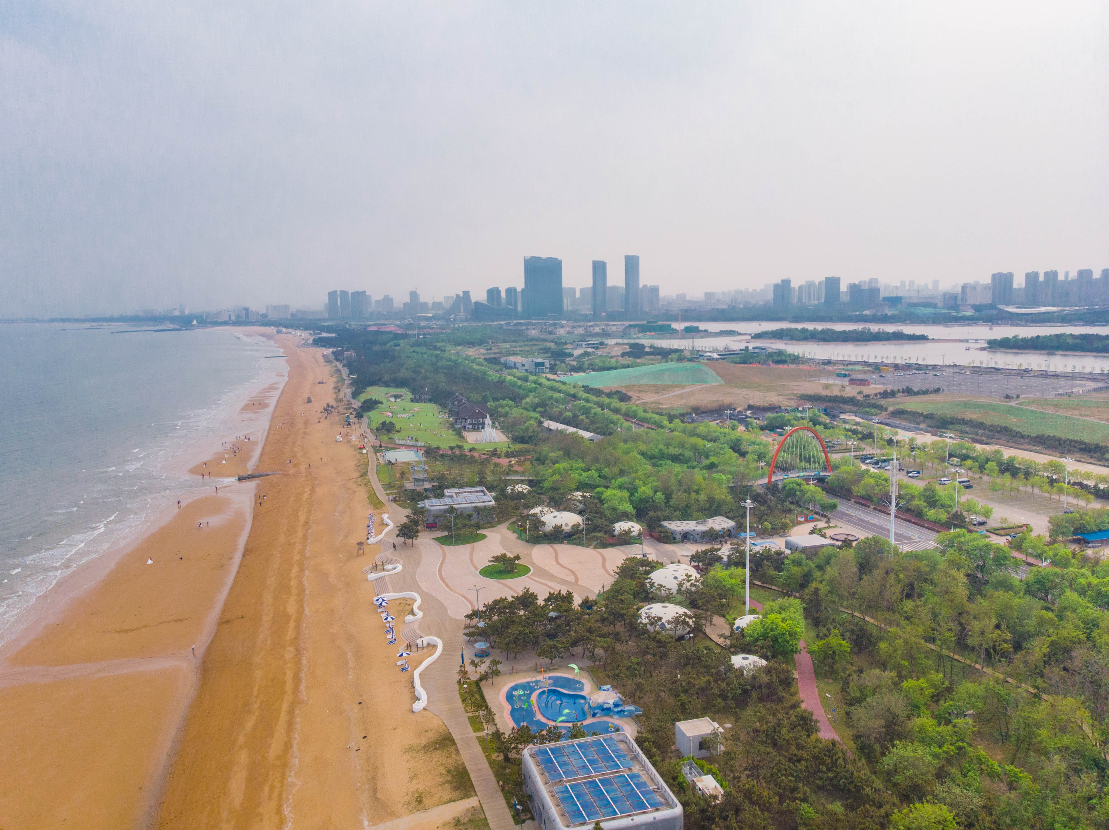 万平口:日照旅游必来的网红海滩,堪称山东最大的婚纱摄影基地_景区