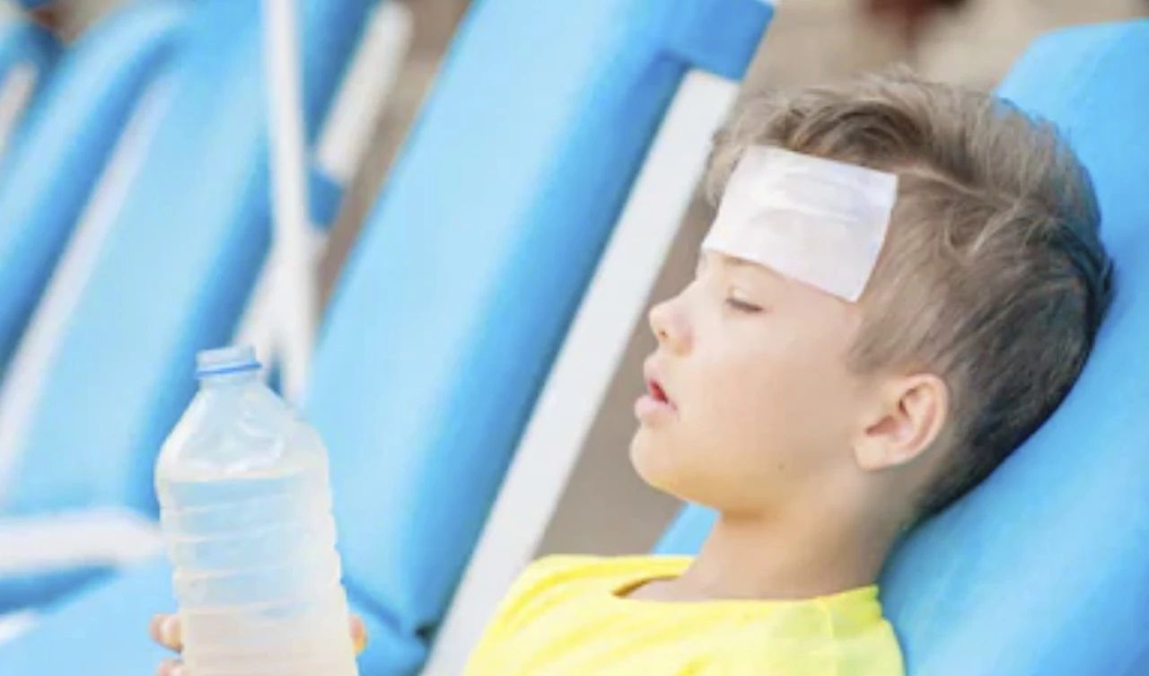                     原创            孩子中暑了，最常见的办法却最坑娃