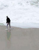 爆笑gif图:孤灯夜下,遇到一个落单的妹子