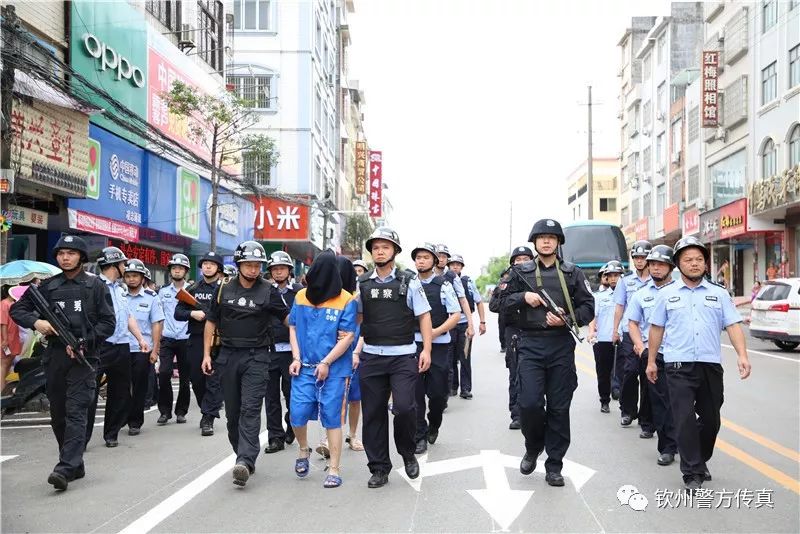 钦州警方押解浦北涉黑恶犯罪嫌疑人公开指认现场