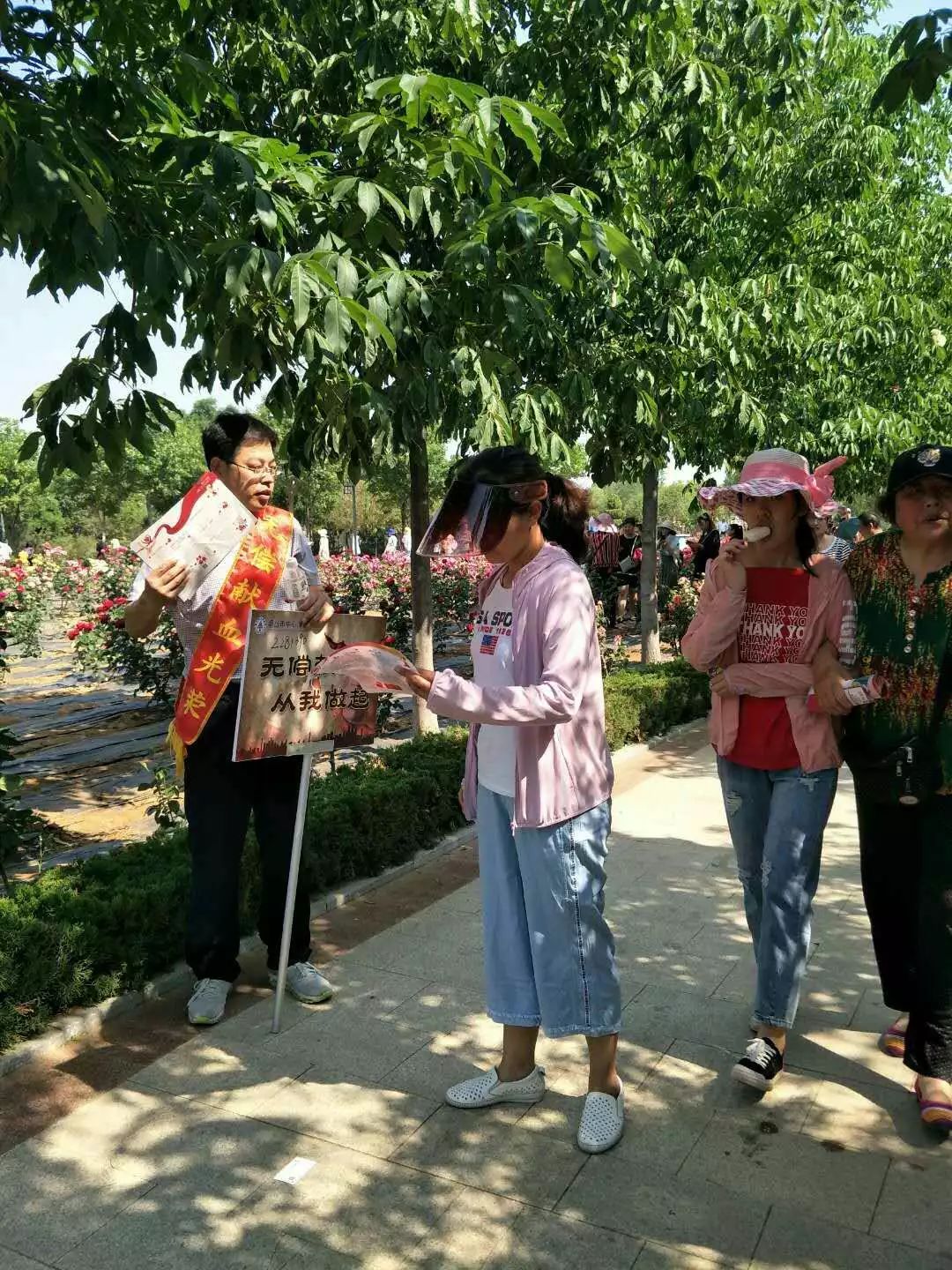 情相拥血相连花开莱州莱州第二十九届月季花节无偿献血活动