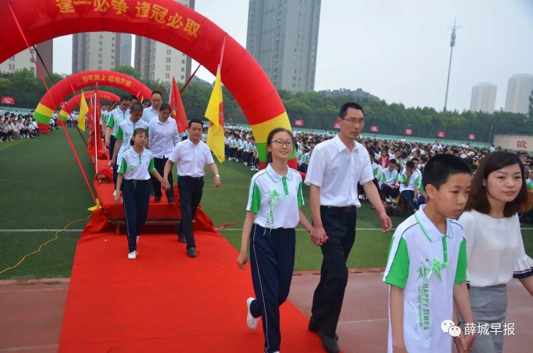 新时代文明实践在薛城舜耕中学学生家长同台领奖