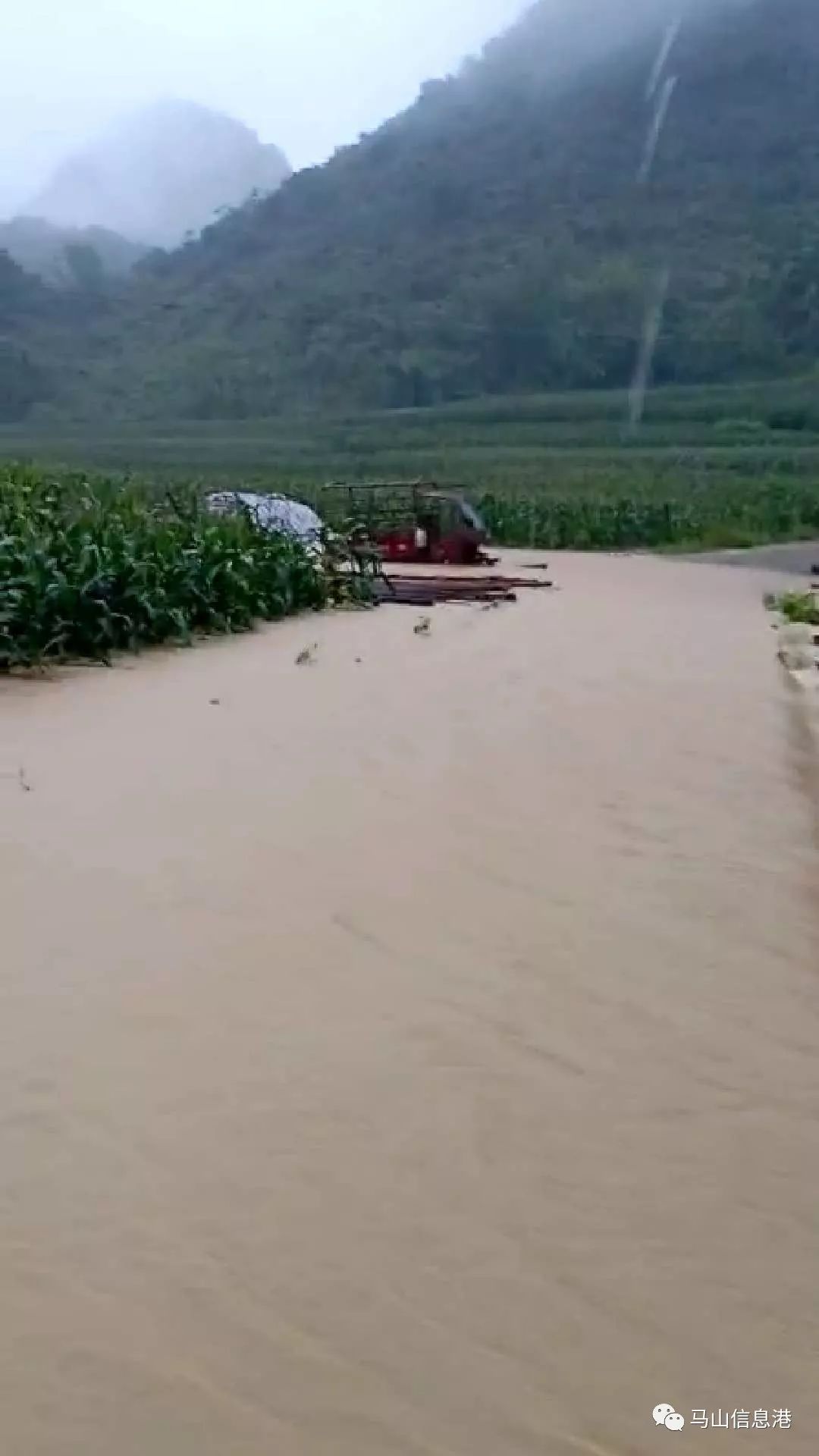 马山县境内普降中到暴雨,局部特大暴雨, 降雨中心主要分布在周鹿镇