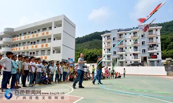 孩子们被精彩的木偶表演所吸引.田阳县