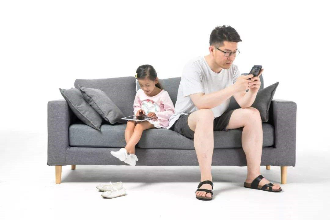 数据显示:有两成家长有给孩子配手机;孩子在家有玩手机的人数达到八